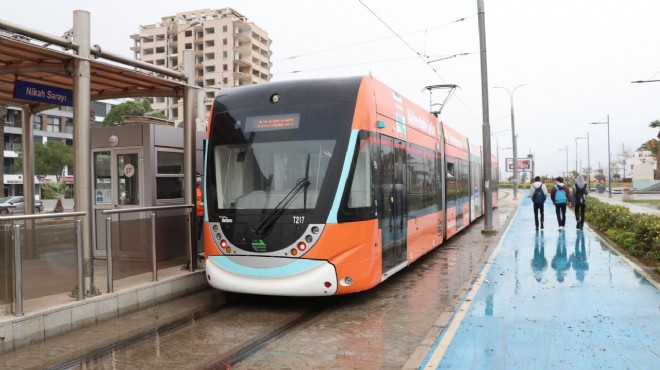 İzmir de tramvay seferlerine yağmur engeli... O duraklar iptal!
