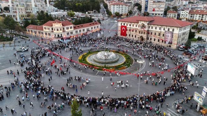 Sivas ta 1058 kişilik dev halay çemberi!