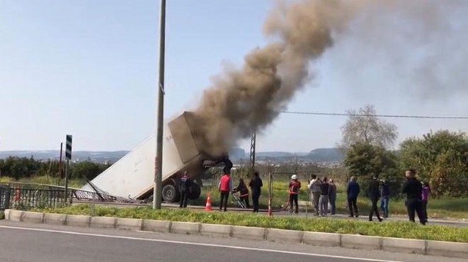 Şoförünün uyuduğu TIR köprüden düştü