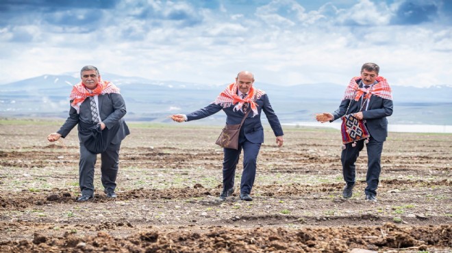 Soyer, Kars’ta tarlaya indi... Kurda, kuşa, aşa tohum serpti