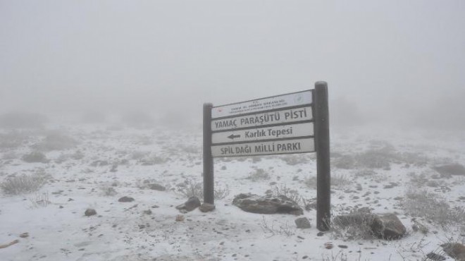 Spil Dağı Milli Parkı na mevsimin ilk karı düştü