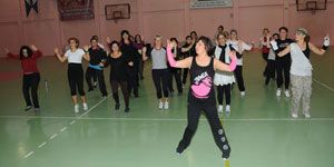 Güzelbehçe deki yabancı uyrukluların zumba aşkı