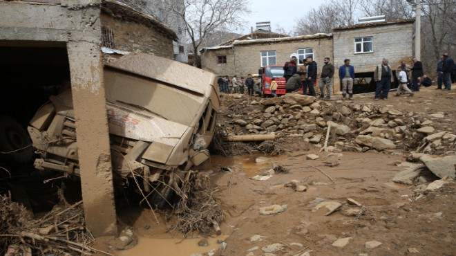 Sulama göleti taştı: Mahallede hasar oluştu