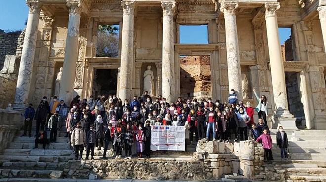 Suriyeli ve Türk öğrenciler Efes Antik Kenti ni gezdi