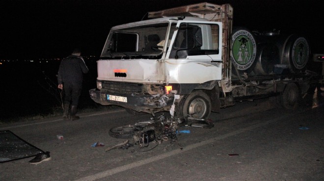 İzmir de feci kaza: Motosiklet sürücüsü kamyonun altında can verdi!