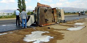 Lastiği patlayan süt kamyonu devrildi: 1 yaralı