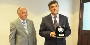 Veterinerlerden Sındır a plaket