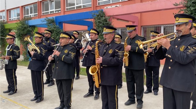 Tarihi bando okullarda bayrak törenlerine katılıyor