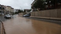 Bitlis'i sağanak vurdu... Yollar göle döndü!