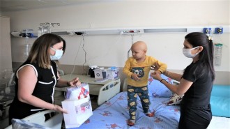 Bornova'da çocuk hastalara moral ziyareti