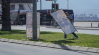 Görüntü kirliliğine savaş açıldı... Karşıyaka'da izinsiz afişlere geçit yok!