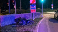 Motosiklet, viraj levhasına çarptı: 1'i ağır 2 yaralı
