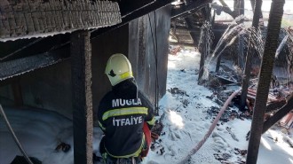 Muğla'da 5 katlı binanın çatısı küle döndü!