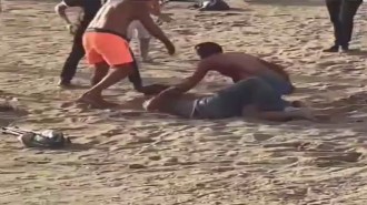 Plajdaki bıçaklı kavgada 2 kişi yaralandı