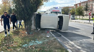 Otomobil TIR'a çarpıp devrildi... Sürücü yaralandı!