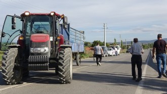 Traktör römorkuna çarpan motosikletli yaralandı