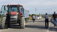 Traktör römorkuna çarpan motosikletli yaralandı