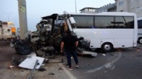 Tur midibüsü bariyere çarptı: 1 ölü, 20 yaralı