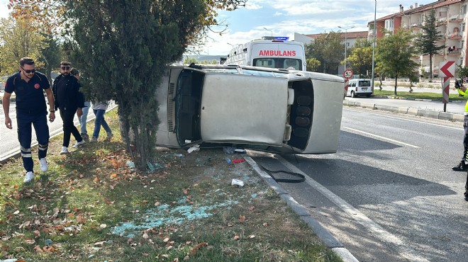 Otomobil TIR a çarpıp devrildi... Sürücü yaralandı!