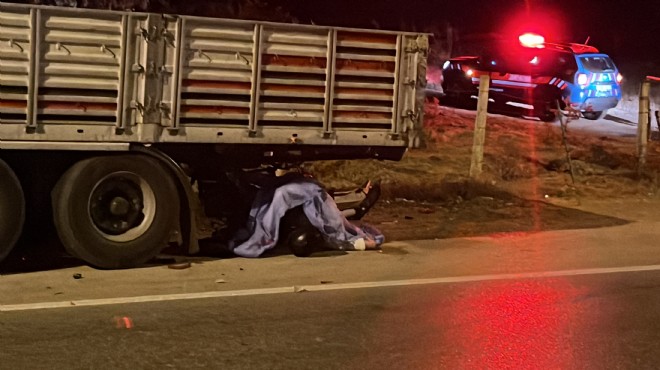 TIR a ok gibi saplandı... Motosikletlinin feci sonu!