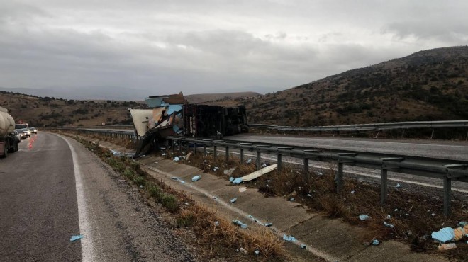 TIR devrildi... Yol 9 saatliğine trafiğe kapandı