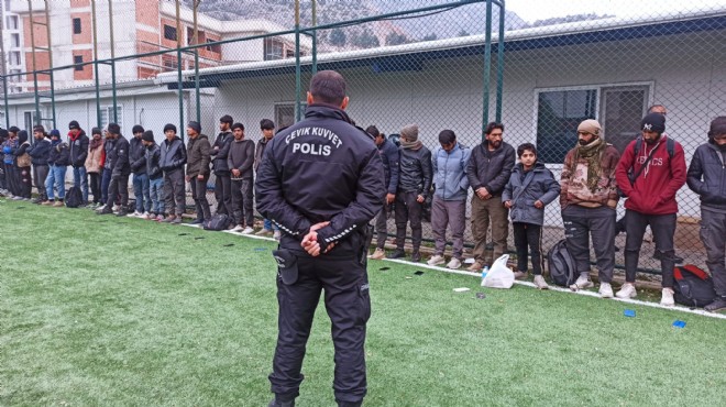 TIR ın dorsesinden 61 kaçak göçmen çıktı