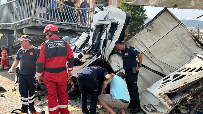 TIR paramparça... Feci kazada can kaybı!