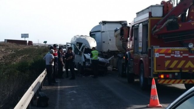 TIR ve servis minibüsü çarpıştı: Ölü ve yaralılar var!