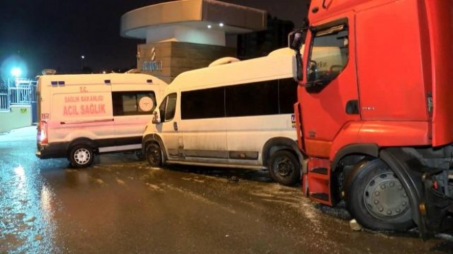 Tırın çarptığı minibüs hasta bekleyen ambulansa çarptı