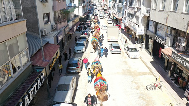 Torbalı’da develer kortej yürüyüşünde boy gösterdi