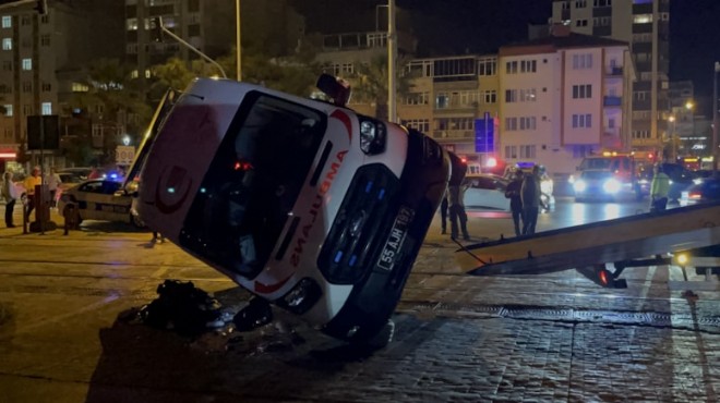 Tramvayla ambulans çarpıştı: 4 yaralı