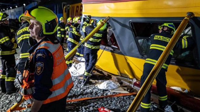Trenler kafa kafaya çarpıştı: 23 yaralı, 4 ölü