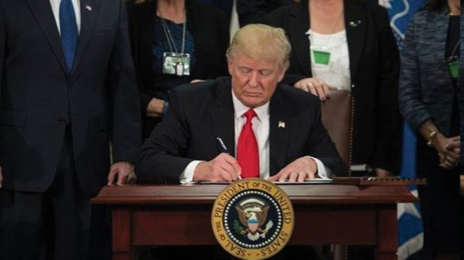 Trump  Meksika sınırına duvar ı imzaladı!
