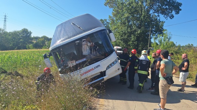 Tur otobüsü yan yattı: Yolcuları itfaiye kurtardı!