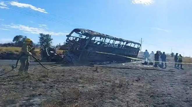Tur otobüsüyle kamyon çarpıştı: 19 ölü!