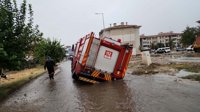 Turgutlu yu sağanak vurdu: Yollar göle döndü!