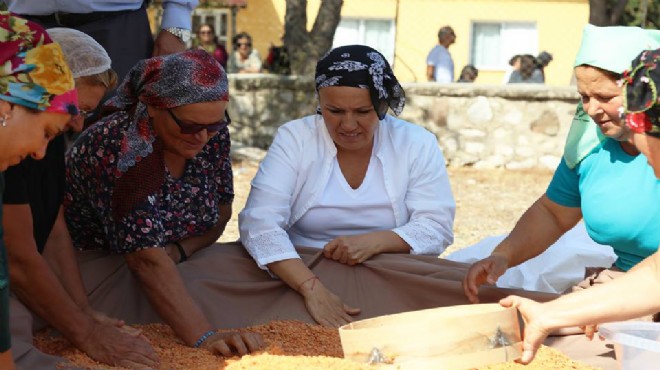 Başkan Uyar şalvarı giydi, tarhana yoğurdu