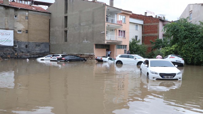 Uşak ı sağanak vurdu!