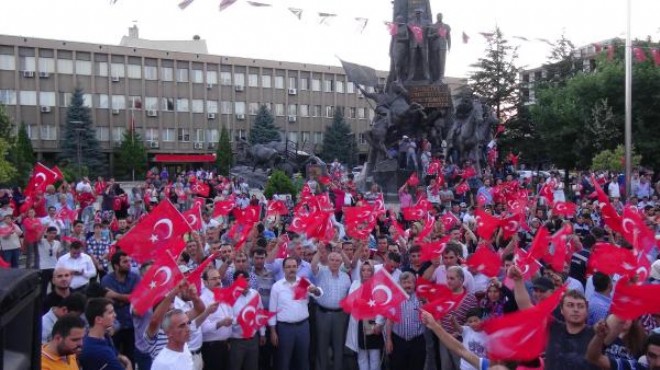 Uşak ta 5 bin kişi darbe girişimini protesto etti