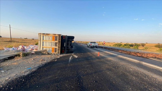 Uşak ta TIR devrildi: Sürücü yaralandı!