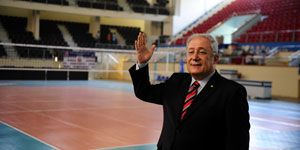 İzmir in efsane salonu voleybol maabedi oluyor