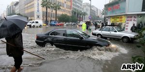 Yarım saat yağdı İzmir göle döndü