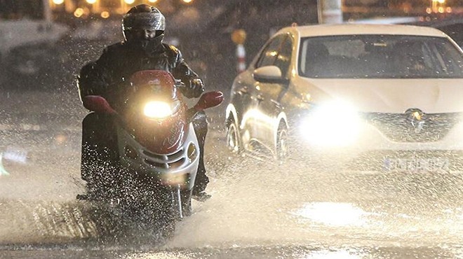 Yağmur altında ‘git-öl  talimatına moto-isyan… İzmir’de kuryeler kontak kapattı!