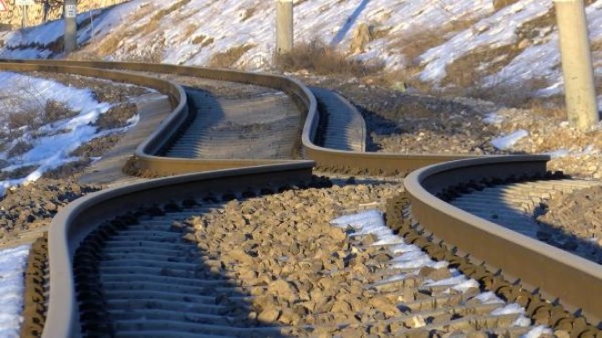 Yamulan tren rayları görüntülendi