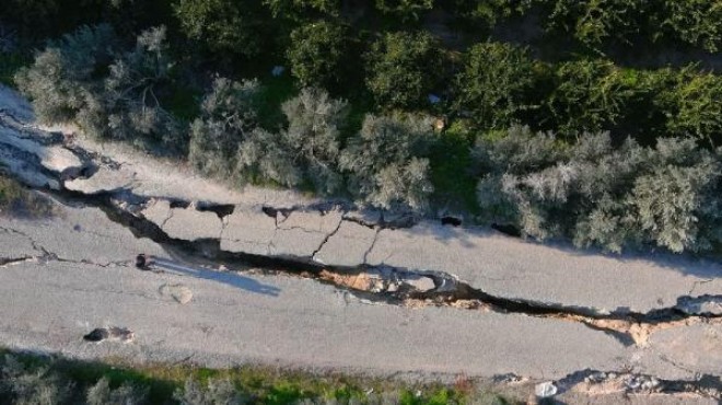 Yarıkların oluştuğu 3 kilometrelik yol çöktü