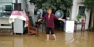 İzmir sağanak yağışa teslim oldu