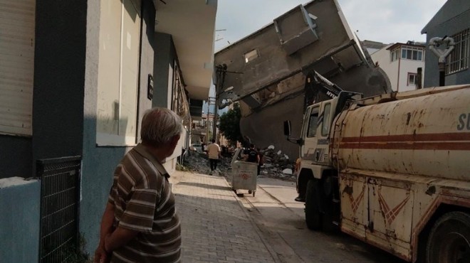 Yıkım paniği: Apartmanın üzerine devrildi!