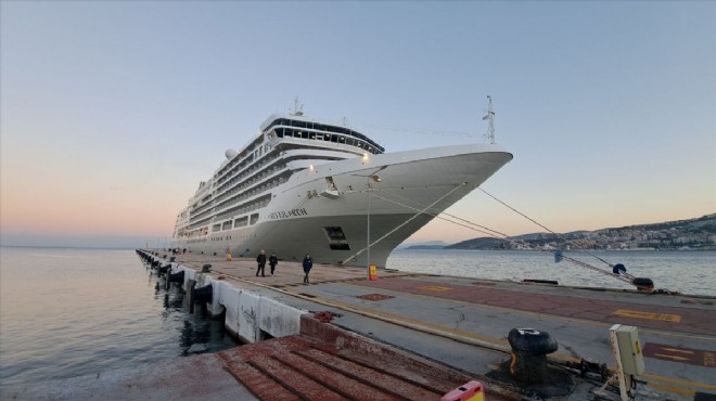 Yılın son kruvaziyeri geldi... Kuşadası na turist akını!