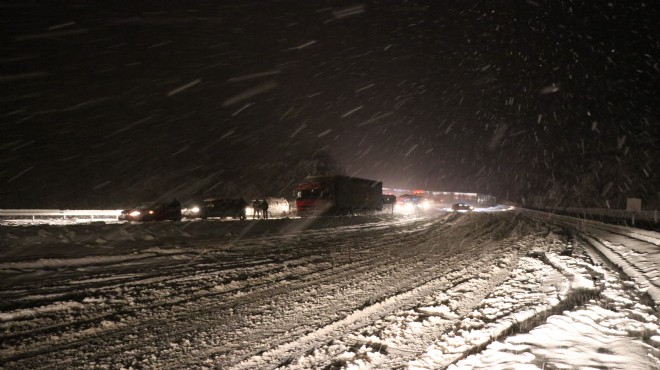Yoğun kar sonrası o yollar trafiğe kapandı