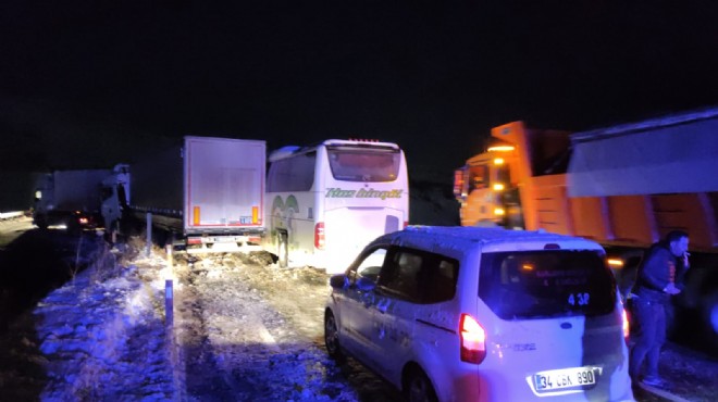 Yolcu otobüsü ile 2 TIR çarpıştı: 8 yaralı